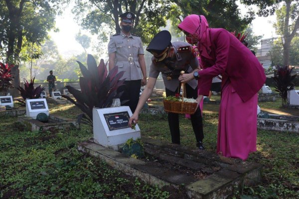 Polres Malang Ziarah dan Tabur Bunga Ke TMP Prayuda Nirmala Kepanjen