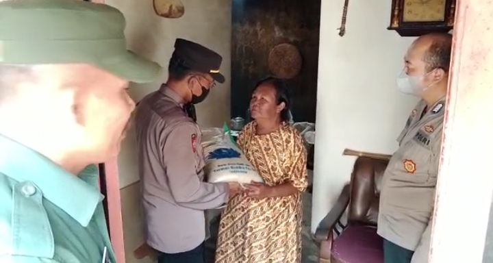 Peduli Kepada Masyarakat, Polres Batu Bagikan Bansos dengan Sasaran Lansia