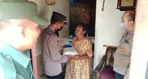 Peduli Kepada Masyarakat, Polres Batu Bagikan Bansos dengan Sasaran Lansia