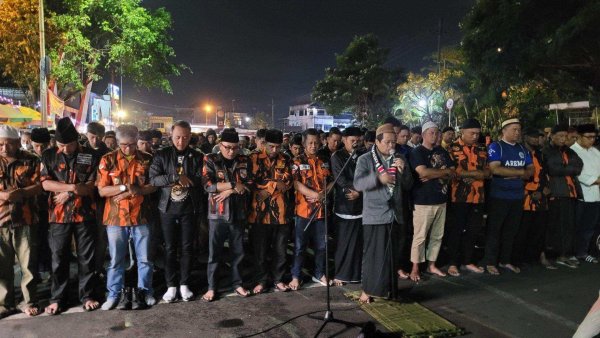 Salawat dan Lagu Arema Untuk Para Korban Tragedi Stadion Kanjuruhan, Warnai Alun-Alun Kota Batu