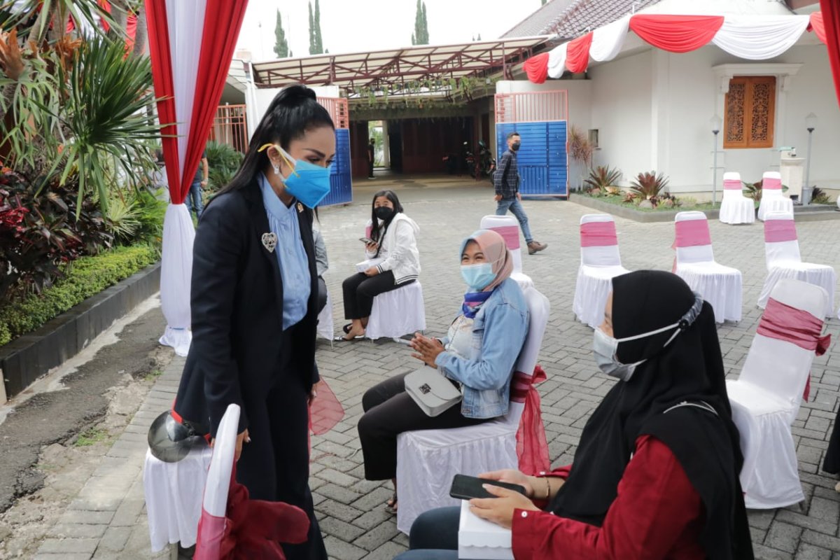 Kunjungi Kota Batu, Krisdayanti Tinjau Pelaksanaan 1.000 Dosis Vaksin