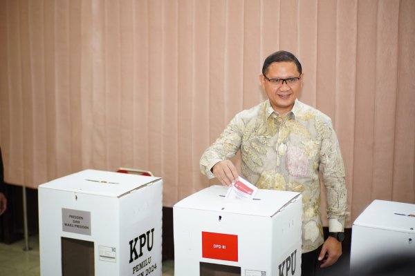 Coblos ke TPS, Pj. Wali Kota Batu Dr. Aries dan Sekda Pemkot Batu Drs. Zadiem Salurkan Hak Pilih