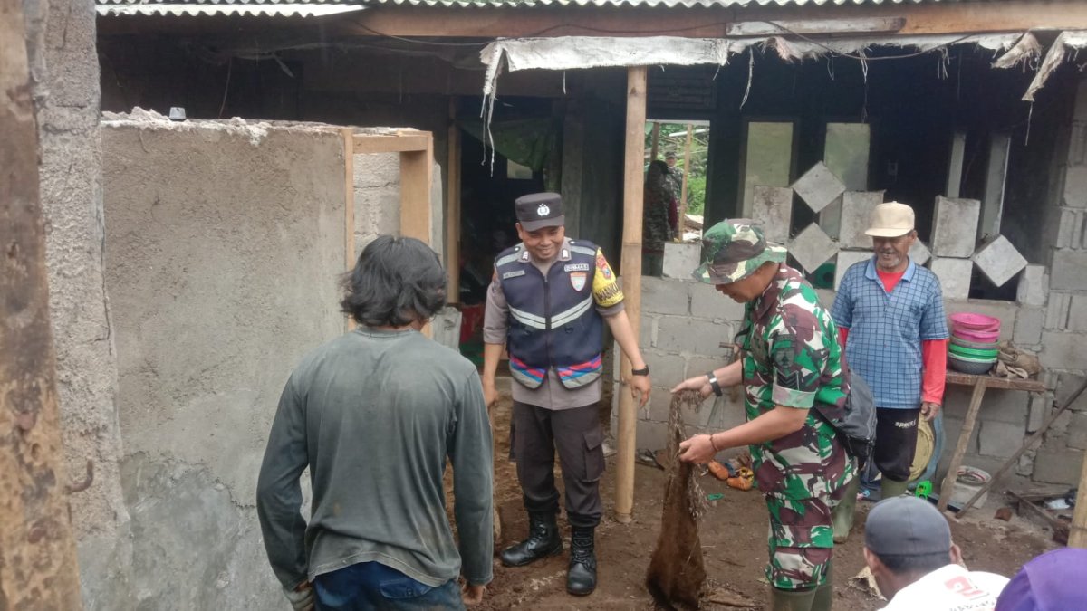 Kompak, Sinergitas TNI Polri dan Masyarakat Evakuasi Tanah Longsor di Kecamatan Bumiaji