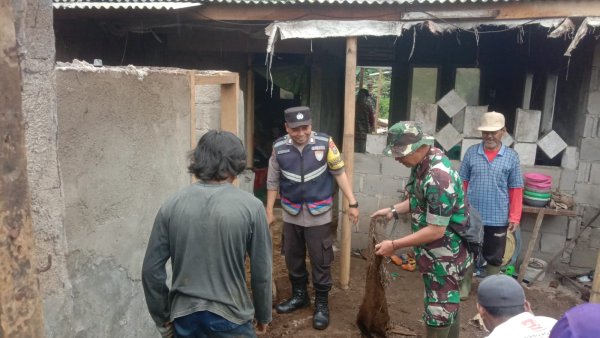 Kompak, Sinergitas TNI Polri dan Masyarakat Evakuasi Tanah Longsor di Kecamatan Bumiaji