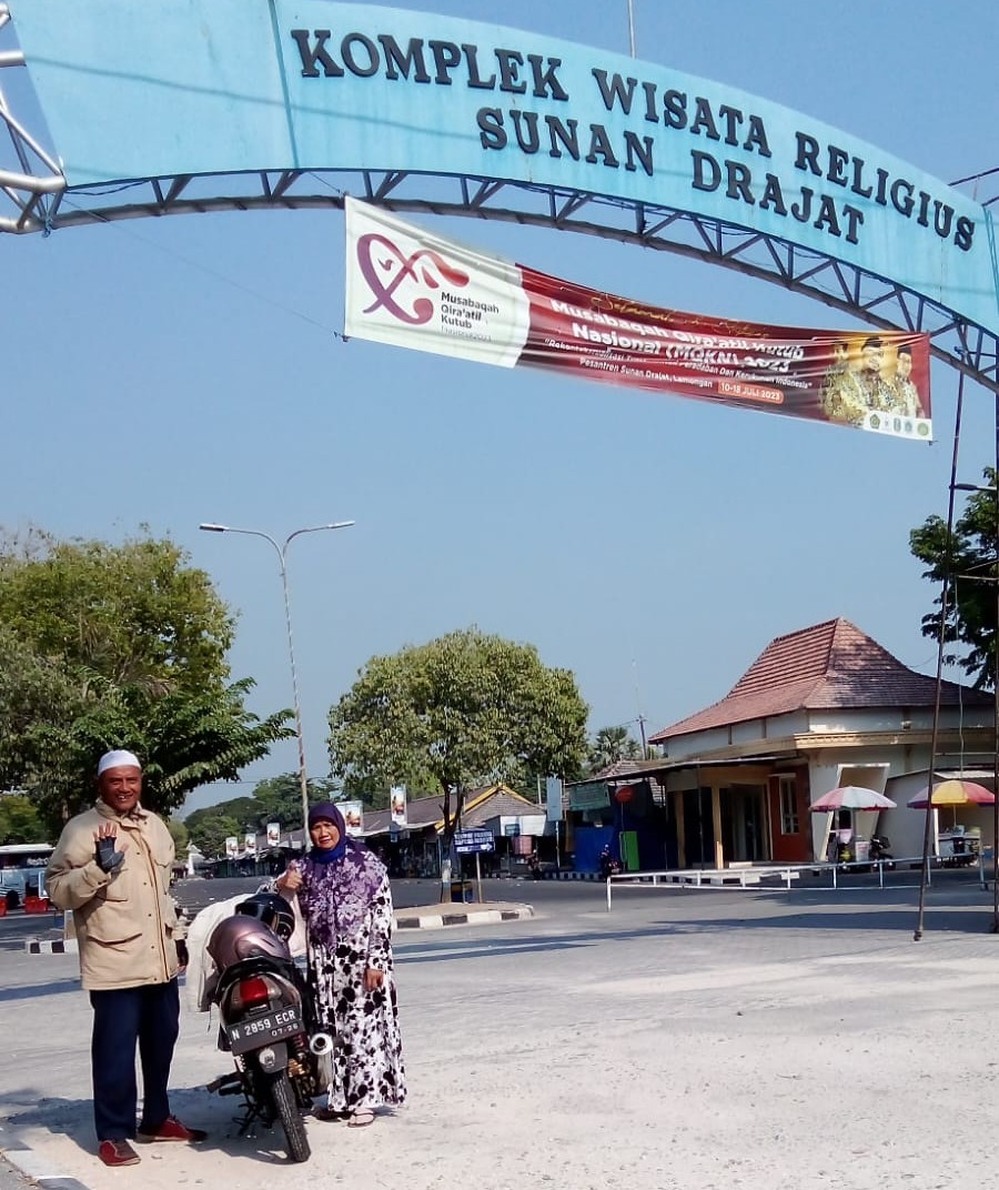 Naiki Sepeda Motor Bersama Sang Istri Tercinta, H. Kusworo Ziarah ke Wali Limo