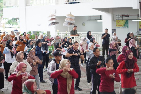 Pj. Wali Kota Batu Dr. Aries Ajak Guru SD dan SMP Senam Bersama di Pasar Induk Among Tani