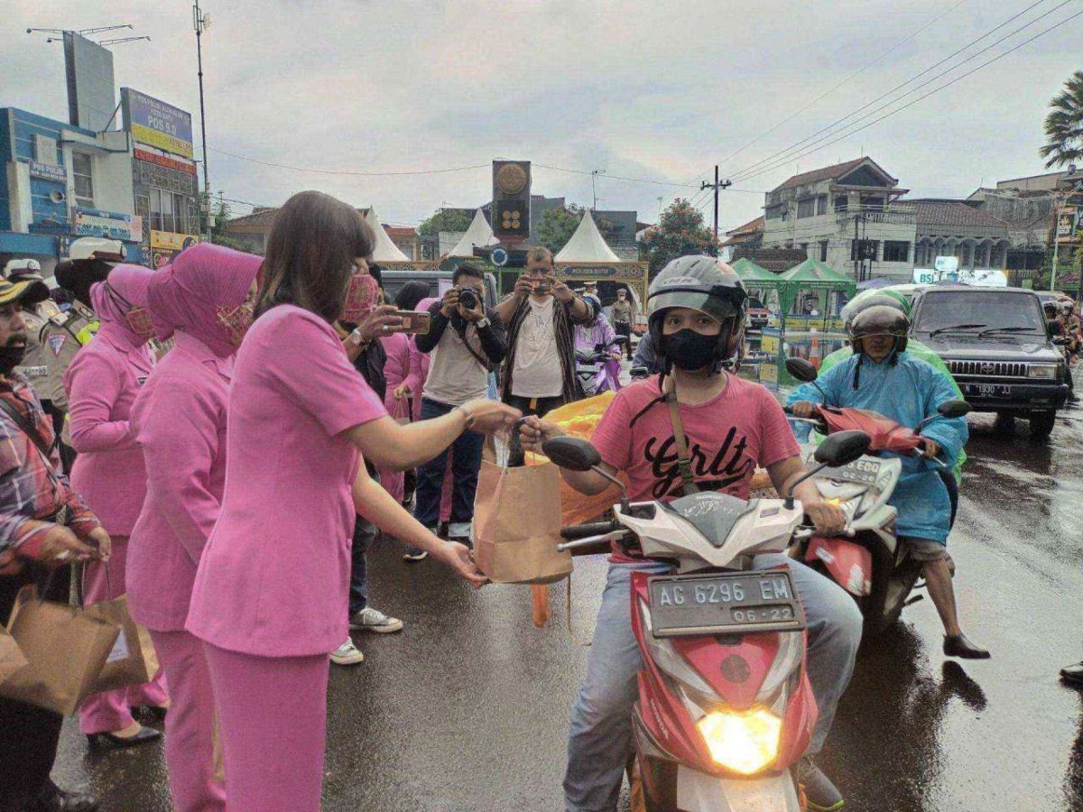 Bhayangkari Cabang Batu Bersama Satlantas Bagikan Ratusan Takjil Gratis
