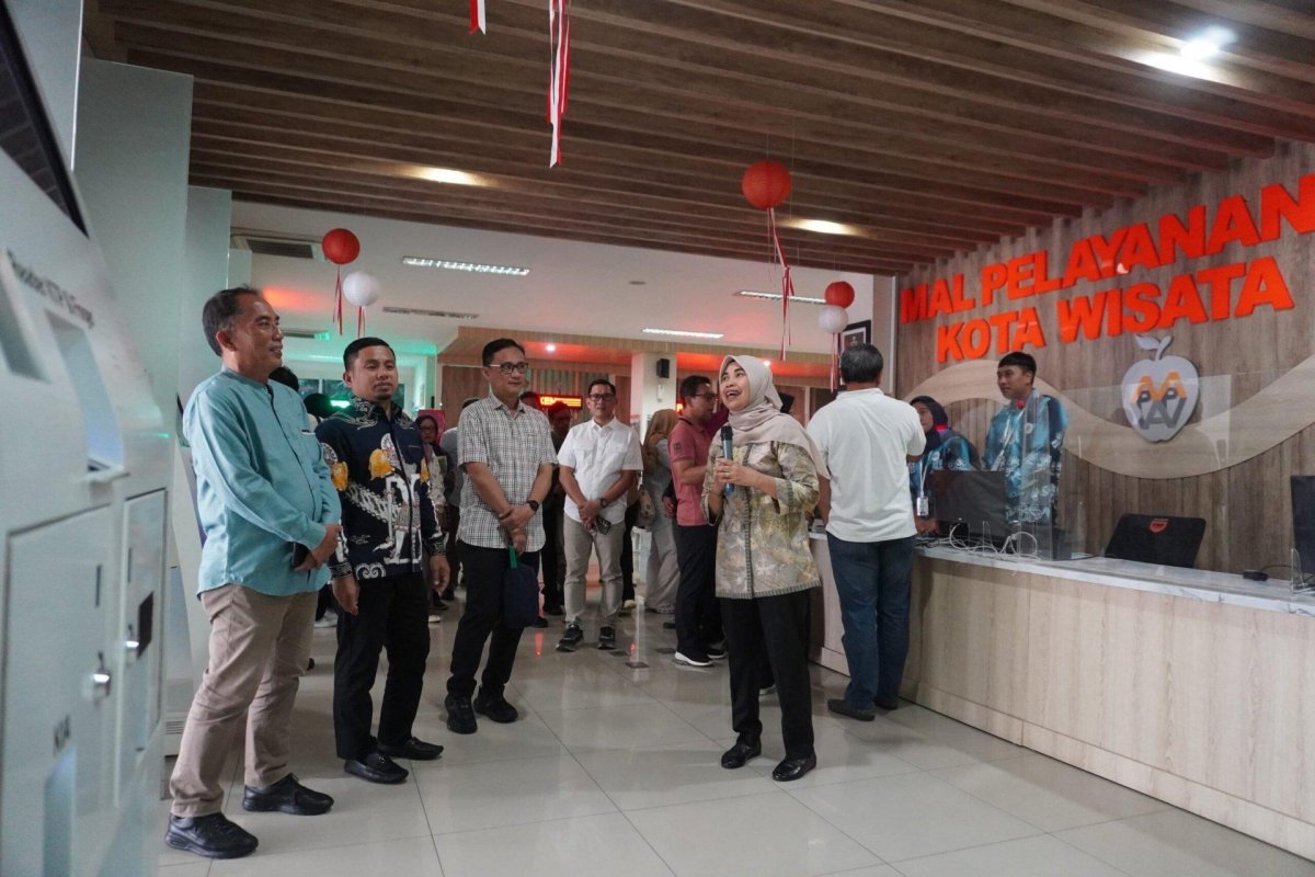 Kepala DPMPTSP, Dyah Lies Tina, Sambut Kunjungan Wali Kota Parepare, Tasming Hamid