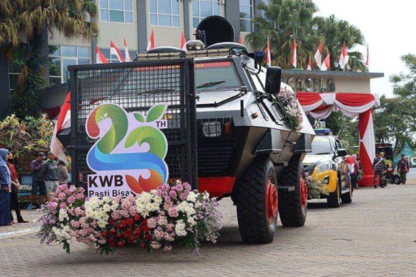 Baracuda Brimob dari Polres Batu, Turut Meriahkan Batu Art Flower Carnival 2024