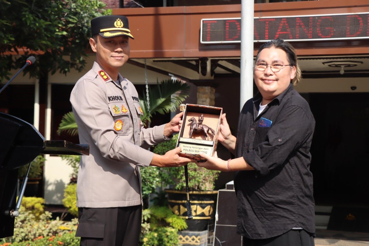 Kapolres Malang AKBP Putu Kholis Berikan Apresiasi dan Penghargaan kepada Sutradara Film ‘Message of Kanjuruhan’ Oy Abadi