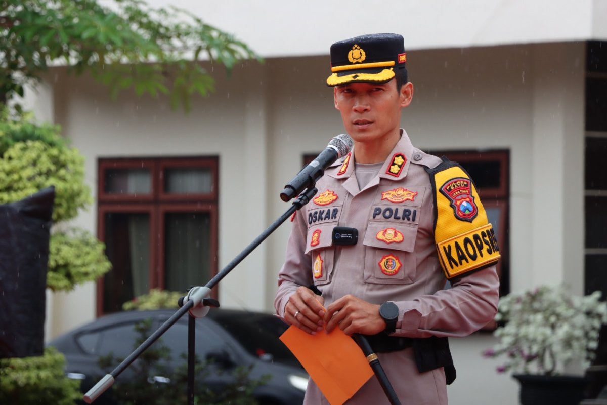 Kapolres Batu AKBP Oskar Pimpin Upacara Kesadaran Nasional dan Berikan Penghargaan Anggota Berprestasi