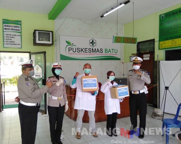 Sat Lantas Polres Batu Bagikan Masker dan Sembako ke Puskesmas