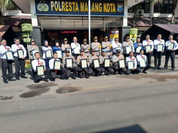 Kapolresta Malang Kota Kombes Pol. Buher Beri Penghargaan 24 Anggota yang Berprestasi