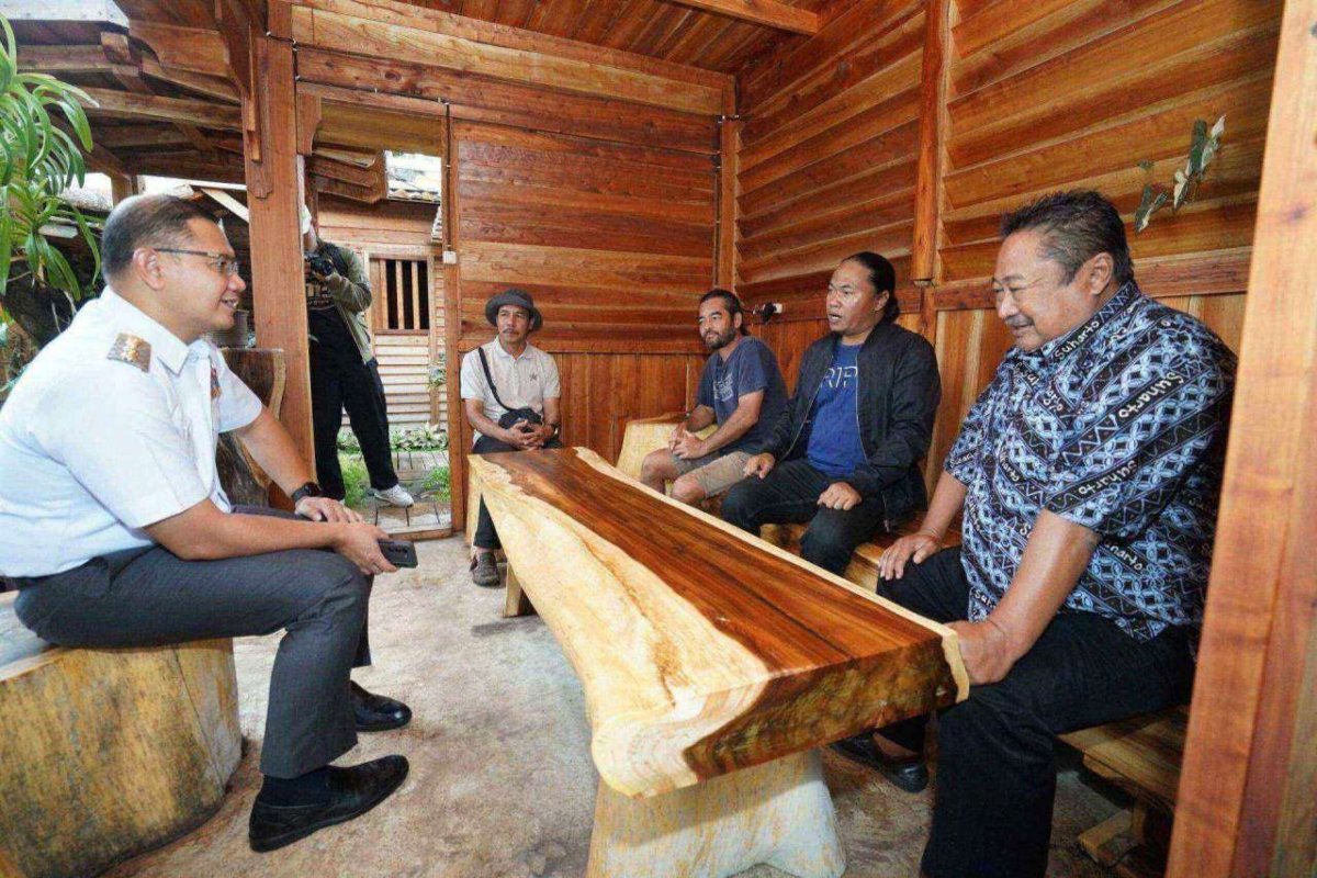 Pj. Wali Kota Batu Dr. Aries Agung Paewai Kunjungi Kampung Sakura di Desa Sidomulyo