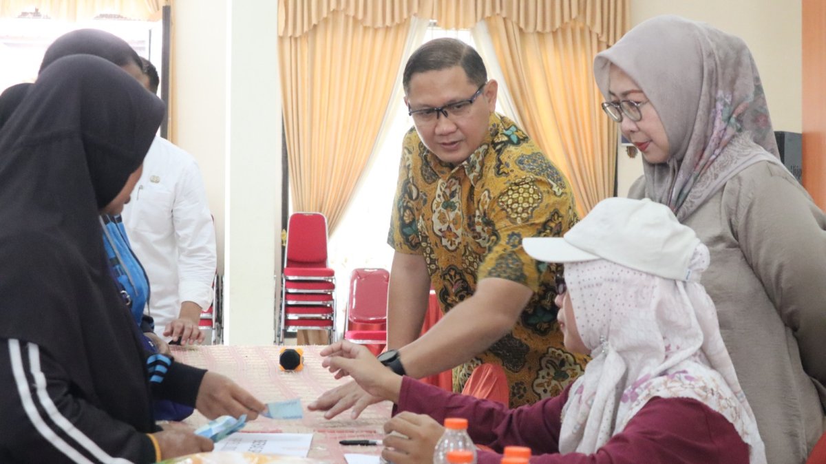 Operasi Pasar Hari Kedua, Pj. Wali Kota Batu Dr. Aries: Upaya Pemerintah Jaga Stabilitas Harga Pangan dan Pastikan Ketersediaan