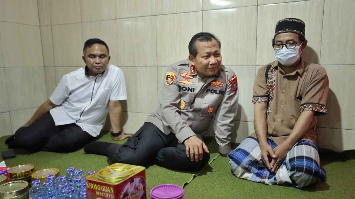Turut Berduka Cita, Kapolda Jatim Kunjungi Rumah Keluarga Korban Tragedi Kanjuruhan