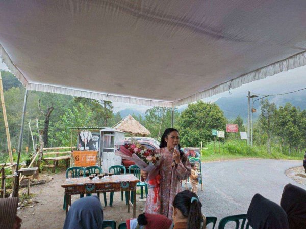 Sambang Warga di Dusun Talun, Kris Dayanti Gelar Kampanye “Gembira Simpul Rakyat”