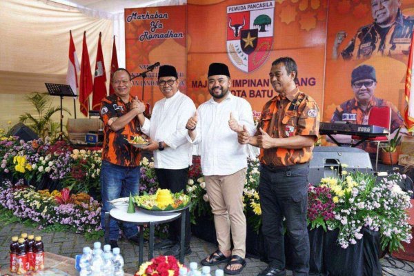 Hadiri MPC Pemuda Pancasila, Wali Kota Batu, Nurochman Berikan Santunan Anak Yatim dan Janda Dhuafa