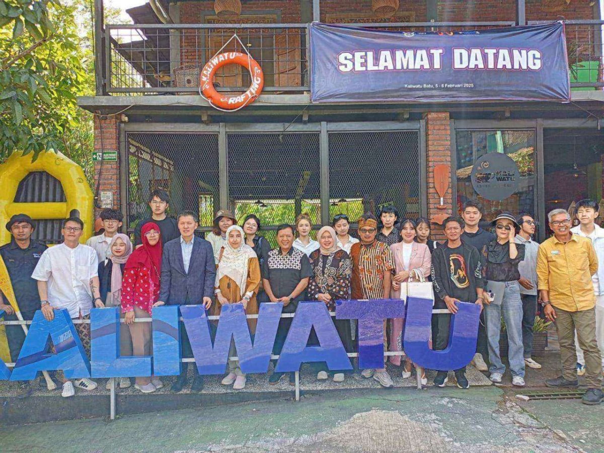 Dekan FIB UB Malang dan Dekan Peking University dari Tiongkok China, Kunjungi Kampung Ekonomi Kreatif di Kota Batu