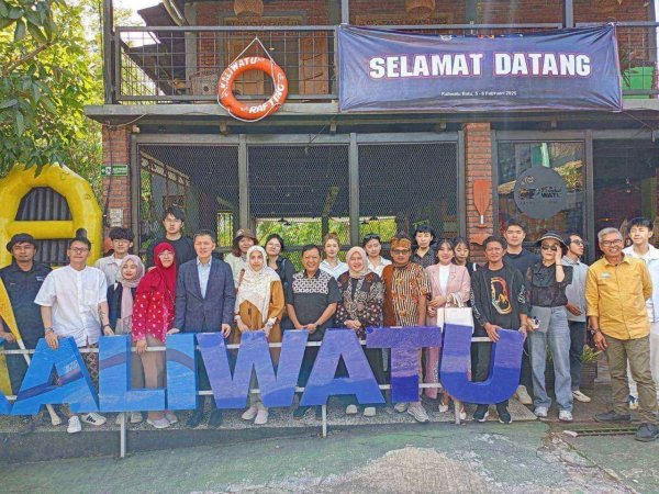 Dekan FIB UB Malang dan Dekan Peking University dari Tiongkok China, Kunjungi Kampung Ekonomi Kreatif di Kota Batu
