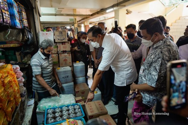 Tinjau Pasar Kramat Jati, Mendag RI Muhammad Lutfi Pastikan Harga Migor Sesuai HET