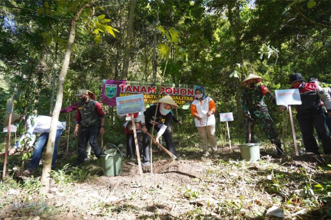 Dewanti Rumpoko Bersama Masyarakat, Gelar Aksi Penanaman Pohon di Alaska