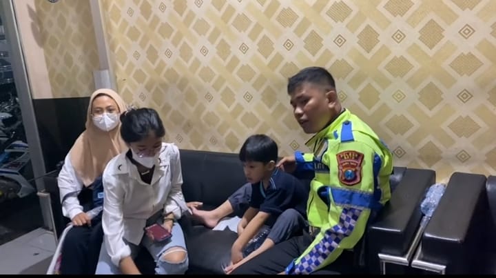 Respon Cepat, Sat Lantas Polres Batu Temukan Keluarga Anak yang Terpisah