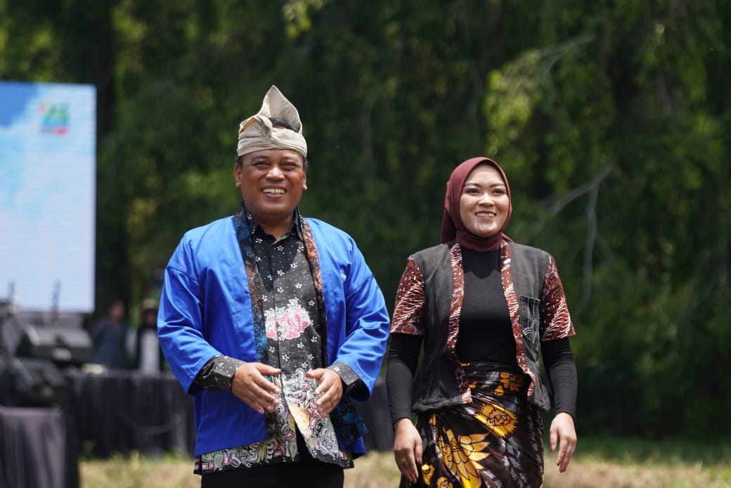 Disparta Kota Batu Sukses Gelar Fashion On The River ke-2 Tahun 2024 di Coban Talun