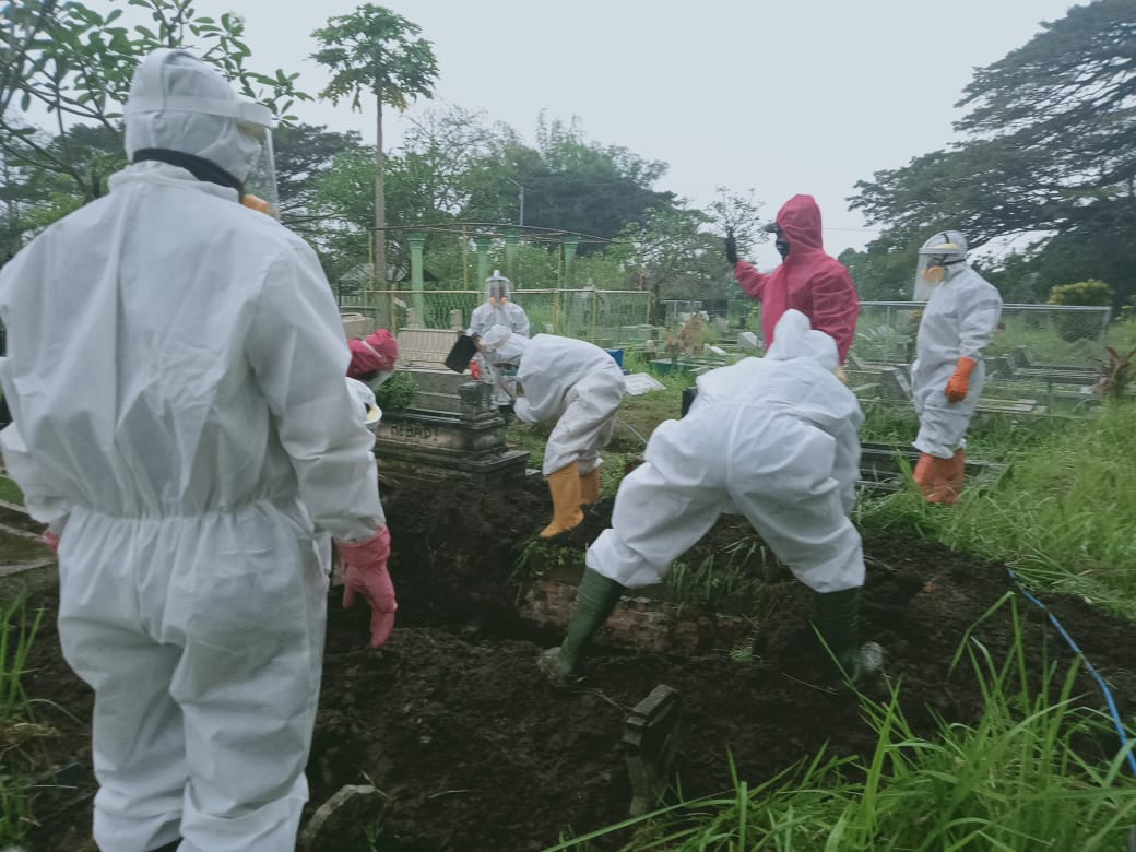 Tak Peduli Hujan, Tim Siaga Darurat Covid-19 UPT PPU, Lakukan Pemakaman