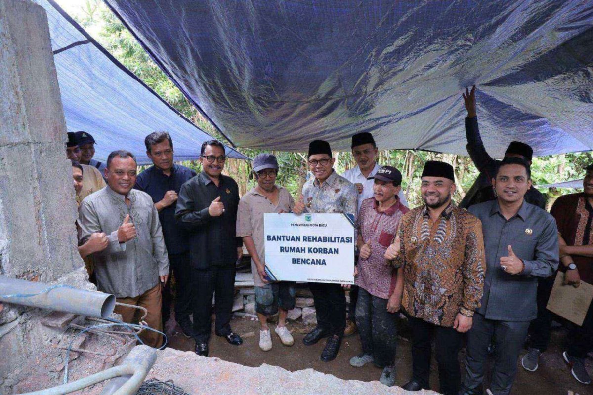 Wali Kota Batu, Nurochman Berikan Bantuan Rumah Warga Temas yang Rusak Akibat Bencana