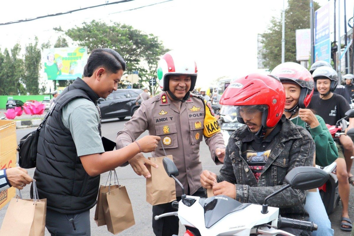 Dukung Operasi Ketupat Semeru 2025, Kapolres Batu, AKBP Andi Patroli Cek Bapokting, Wahana Wisata, dan Bagikan Takjil