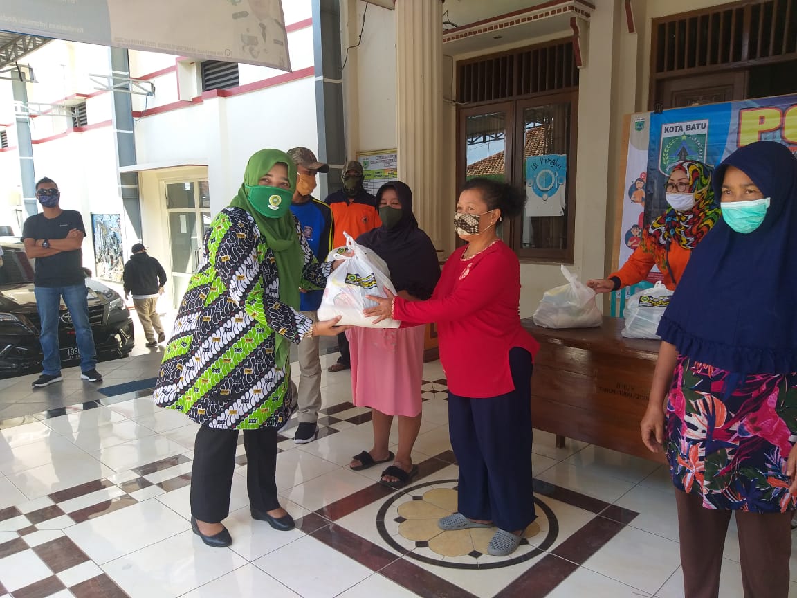 Peduli Sesama, IPPAT Kota Batu Bagikan Sembako