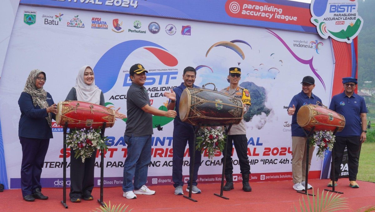 Pembukaan Kejuaraan Paralayang Internasional 2024 di Lapangan Songgomaruto, Kelurahan Songgokerto, Kota Batu Berlangsung Meriah
