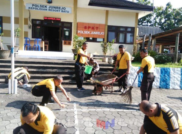 Antisipasi “Virus Corona” Kapolsek Junrejo Bersihkan Kantor Mapolsek