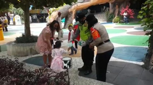 Sat Sabhara Polres Batu Bagikan Masker Gratis Kepada Wisatawan
