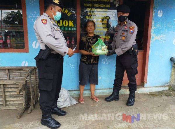 Bantu Masyarakat Terdampak Covid-19, Polres Batu Melalui Sat Sabhara Bagikan Sembako