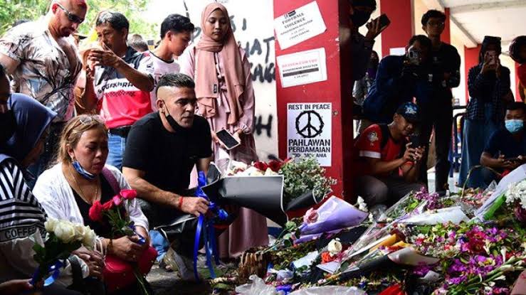 Panjatkan Doa, Christian Gonzales Bersama Istri Kunjungi Stadion Kanjuruhan