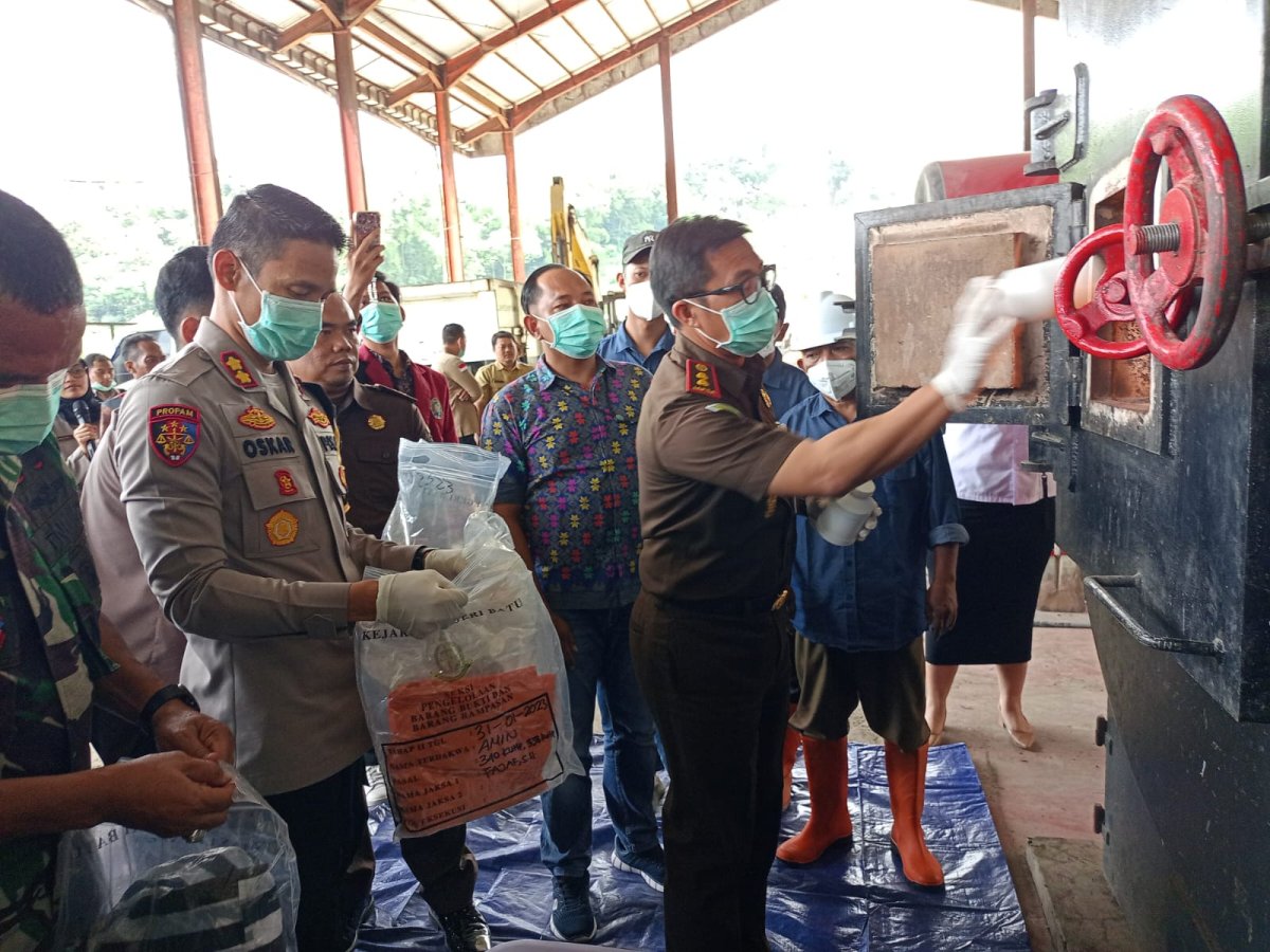 Kejari Batu Musnahkan BB Berasal dari 22 Perkara Tindak Pidana Umum yang Telah Inkracht