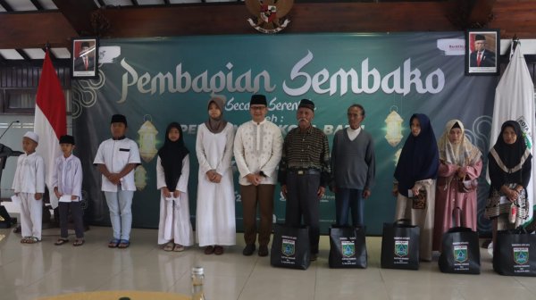 Jelang Ramadhan, Pj. Wali Kota Batu Aries Salurkan Bantuan Sembako Kepada 389 KPM