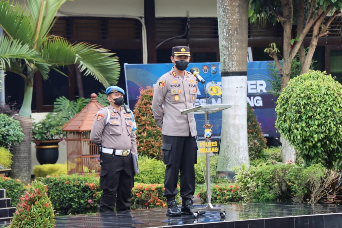 Pimpin Apel Perdana, Kapolres Malang AKBP Putu Kholis Aryana Berikan Arahan Seluruh Personil