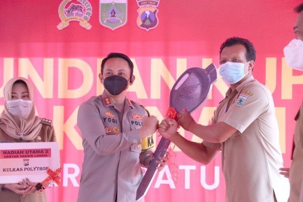 Gebyar Vaksinasi Lansia, Kapolres Batu Bagikan Satu Unit Sepeda Motor