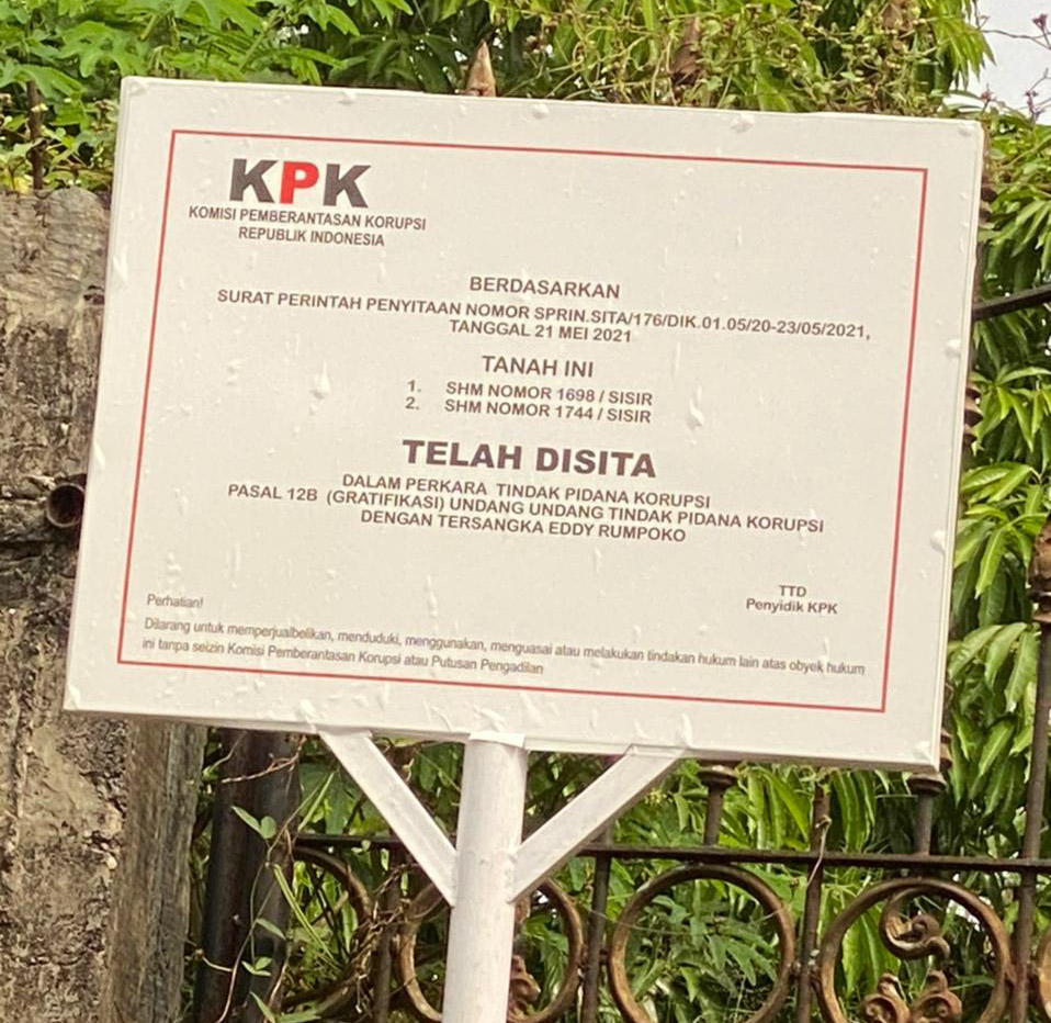 Dugaan Gratifikasi, KPK Pasang Papan Plang Penyitaan di Jalan Sultan Agung Kota Batu