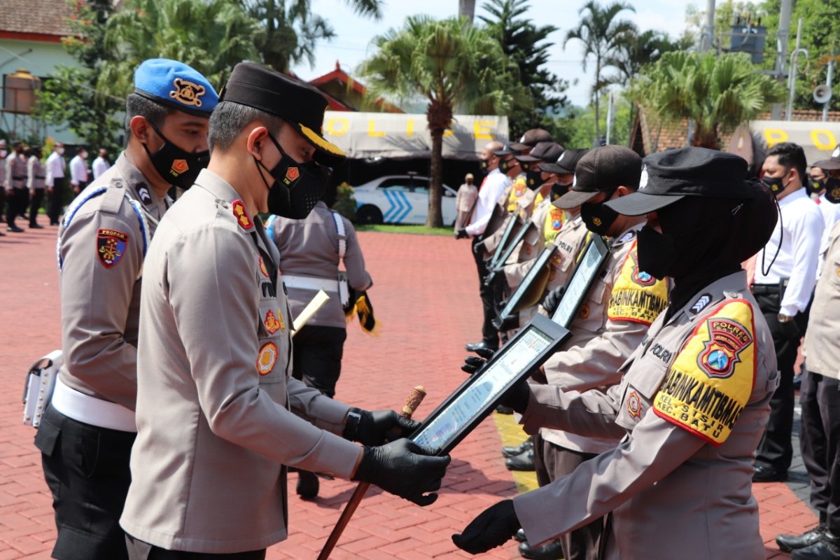 Kapolres Batu Beri Penghargaan Bhabinkamtibmas Kelurahan Sisir