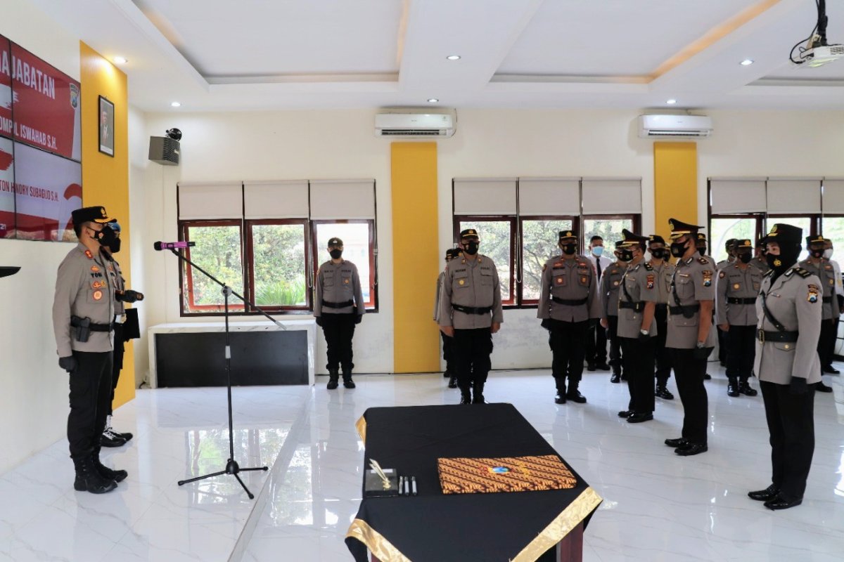 Kapolres Batu, Pimpin Upacara Sertijab Waka Polres dan Kapolsek