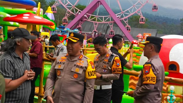 Pastikan Arus Wisatawan Lancar, Kapolres Batu, AKBP Dr. Aris Purwanto Pantau Obyek Wisata Mikutopia