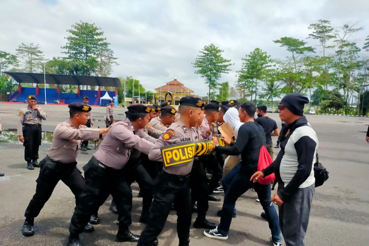 Asah Kemampuan, Anggota Satsamapta Polres Batu Gelar Latihan Dalmas
