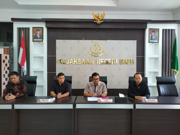 Gelar Konferensi Pers, Kejari Batu Terima Limpahan Berkas Tahap II Perkara Penganiayaan Terhadap Anak