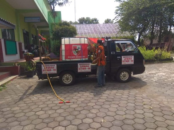 Tak Kenal Lelah, Gaib Sampurno Lakukan Penyemprotan Cegah Covid-19 di Kota Batu