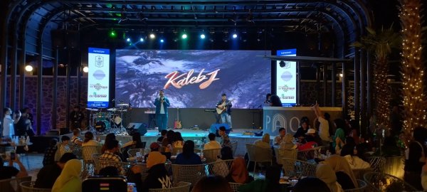 Paolo Fest Hadirkan Penyanyi Jebolan The Voice Indonesia Kaleb J, Sukses Hibur Pengunjung