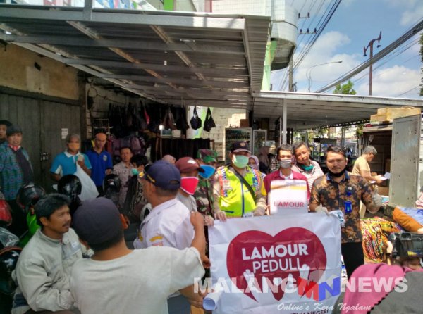 UPT Pasar Singosari Bersama Muspika Bagikan Masker Gratis